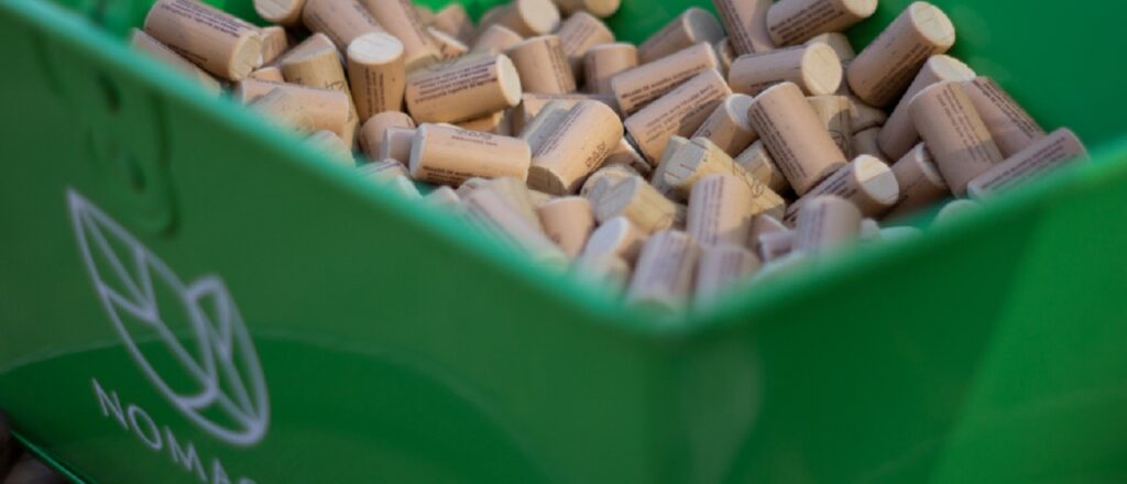 Familia Falasco juntó 114 kg de tapones Vinventions de descarte para hacer postes para viñas|El magazine de vinos, gastronomía y lifestyle para las mentes inquietas